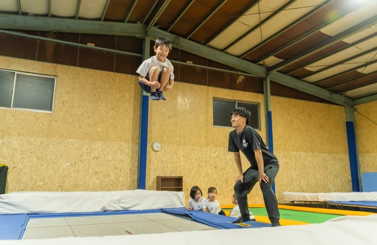 北戸田の小学生向け体操教室。トランポリンで体操の魅力を楽しもう！｜REX TRAMPOLINE CLUB武蔵浦和店